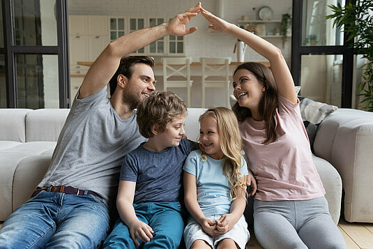 Haus-Familie-Wohnen-Serie-3-13 Familie auf Couch